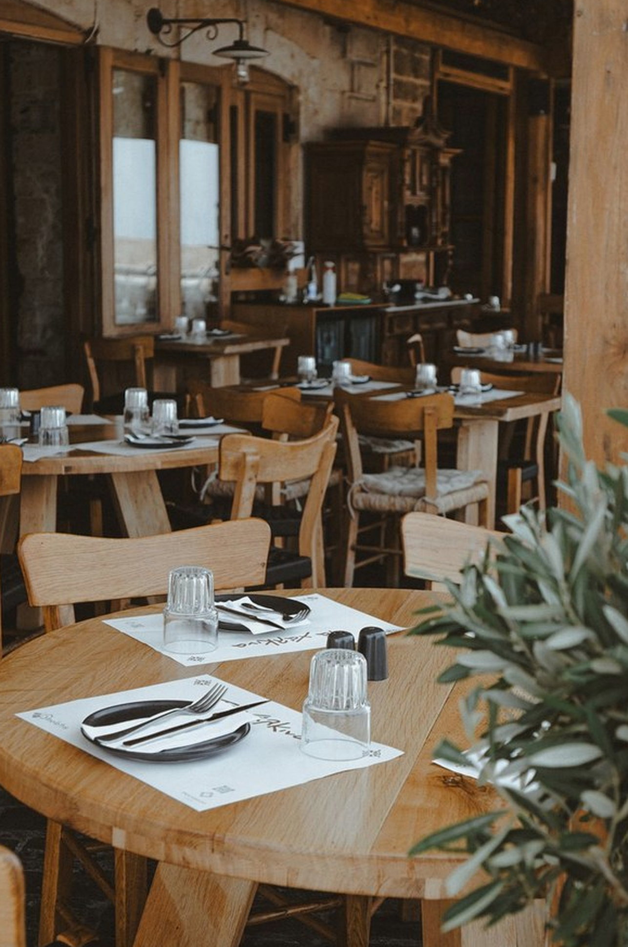 Interieur bij avondlicht met gedempte verlichting en tafels